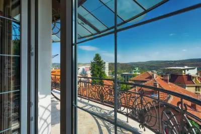 Luxury Apartment with Garden in City Center