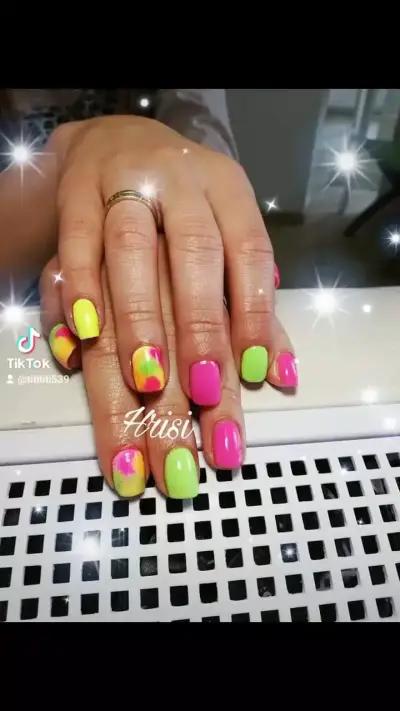 Студио за маникюр и педикюр "Hrisi Nails"