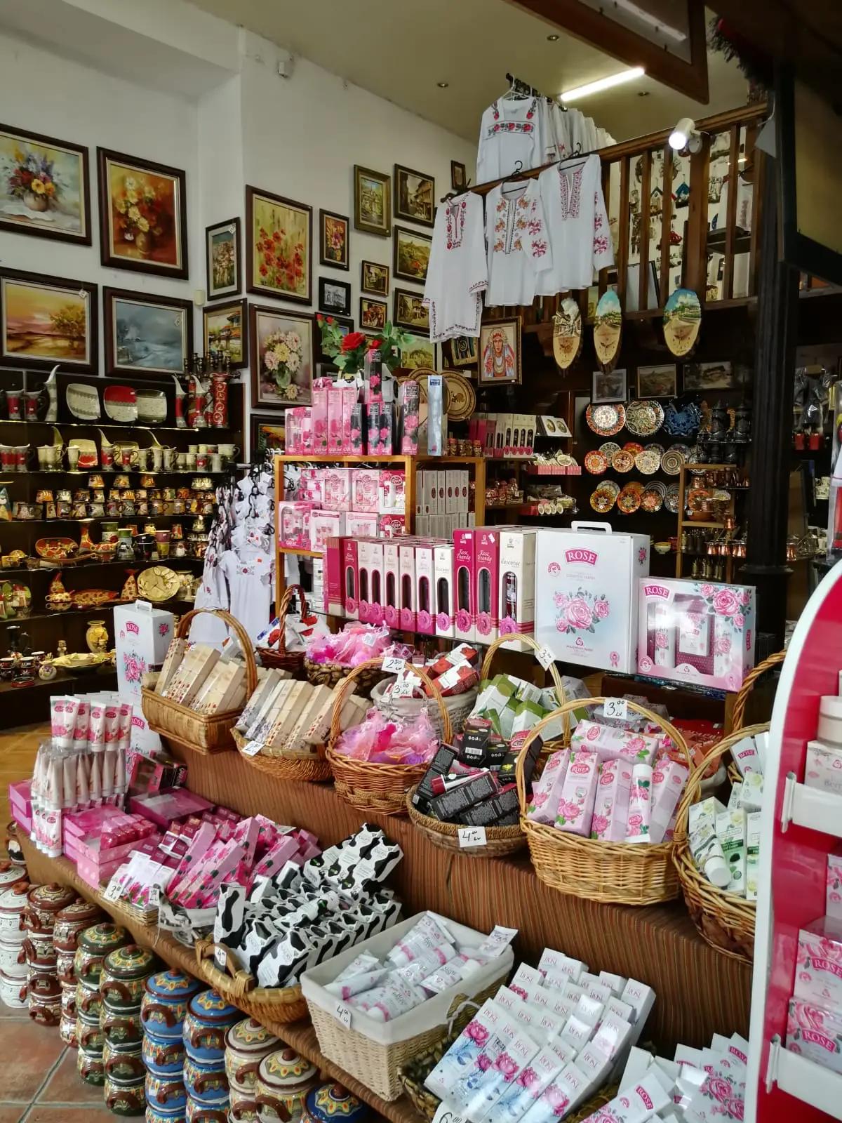 SOUVENIRS AND ROSE OIL (Магазин за сувенири TRADITION)