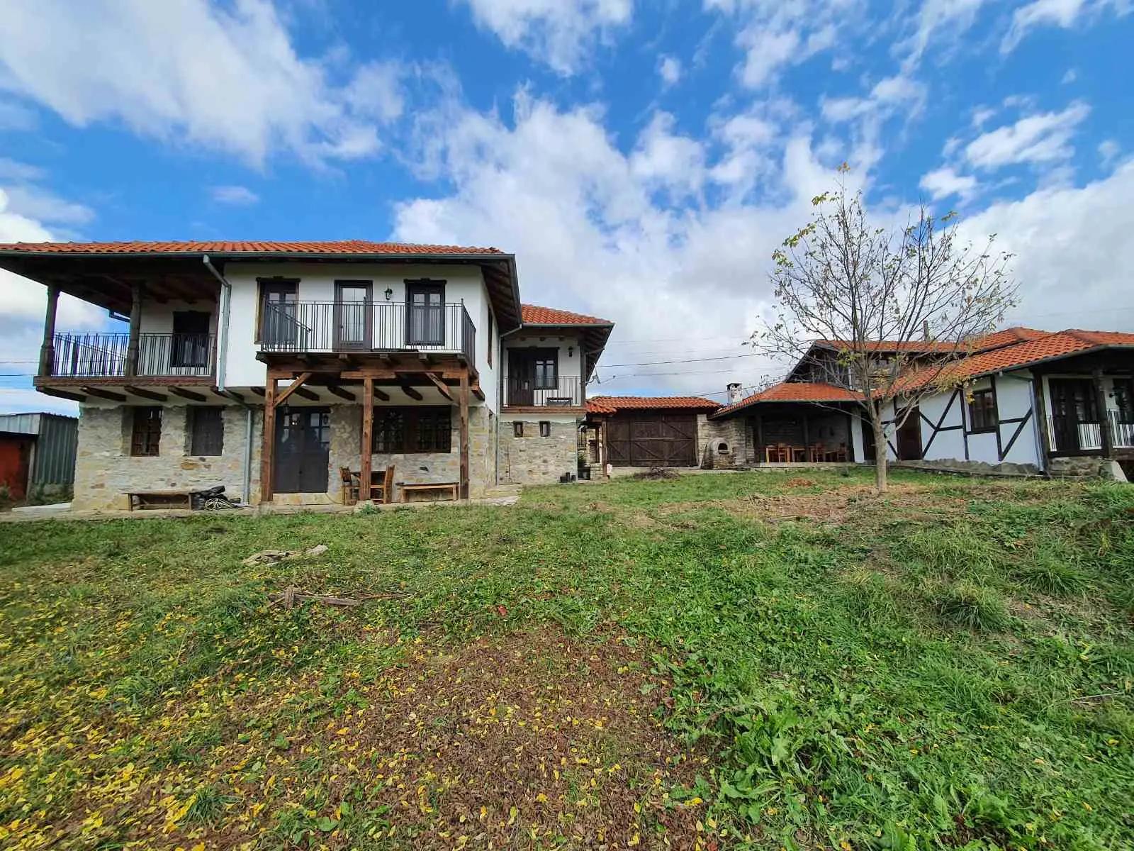 Двете къщи, с. Буйновци - The Two Houses, Buynovtsi village