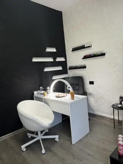 Black and white nail studio