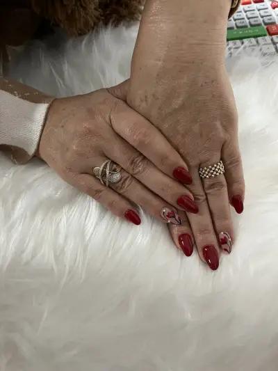 QUEEN NAILS Козметично студио