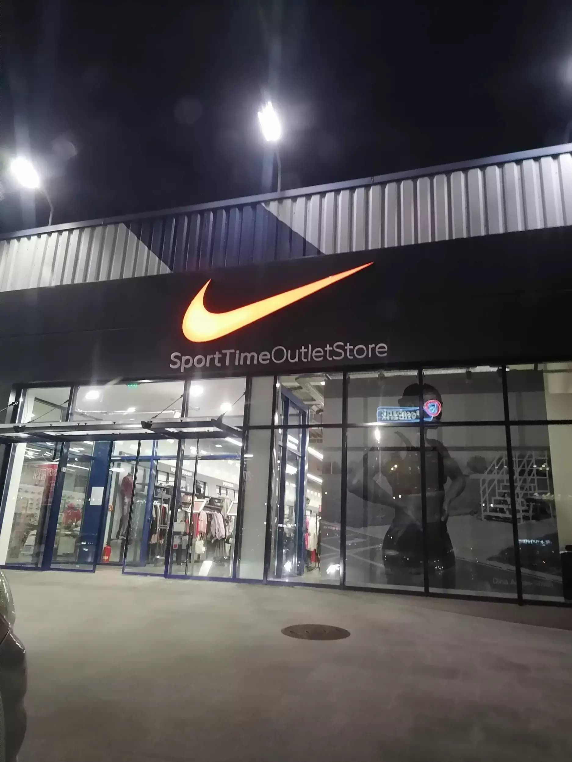 Nike Factory Store Outlet Oink