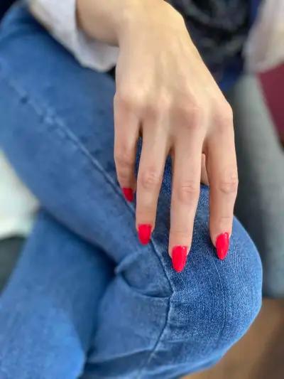 МАНИКЮРНИЦЪ VIVI NAILS