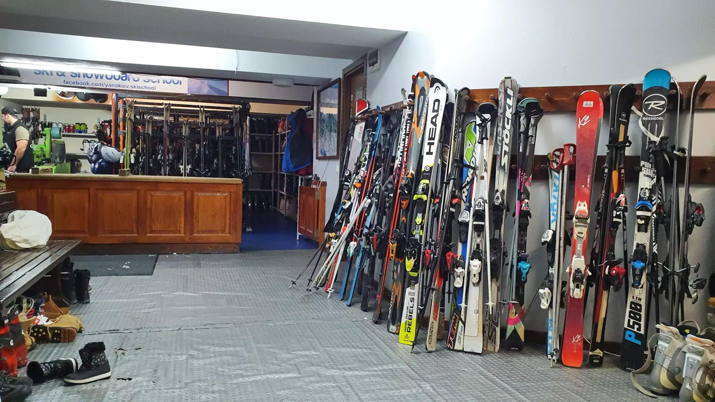 Yanakiev Ski And Snowboard School