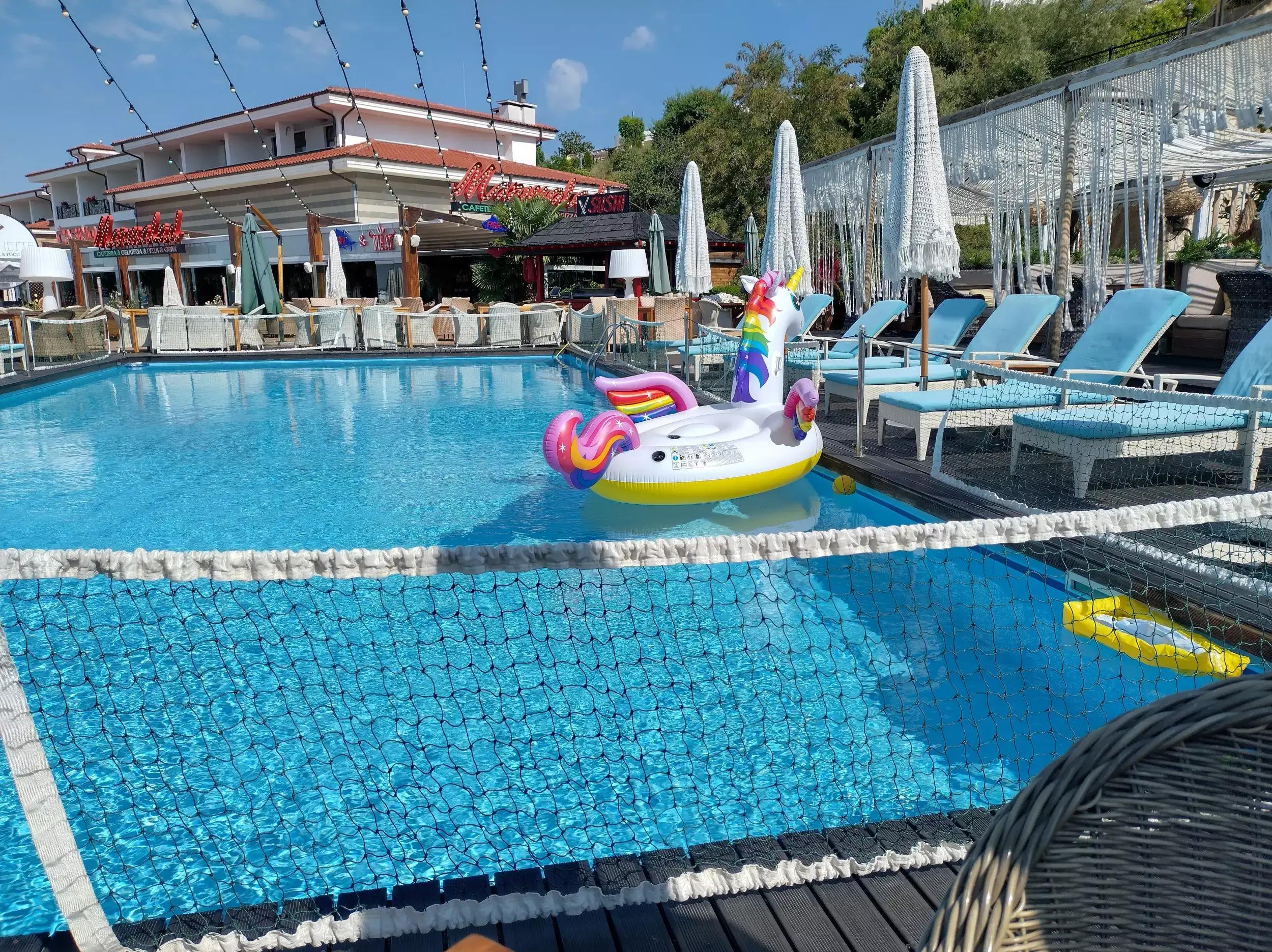 Marionette Pool&Food&Bar