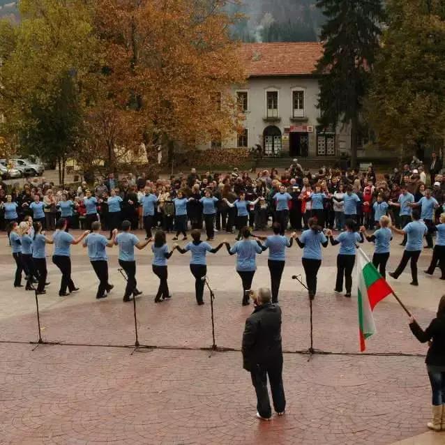 Школа за народни танци Луди Млади - Пловдив