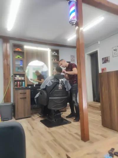 Бръснарница "Hood Barbershop"