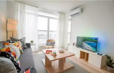 Modern Sunny & Airy APT in Business Area & Airport