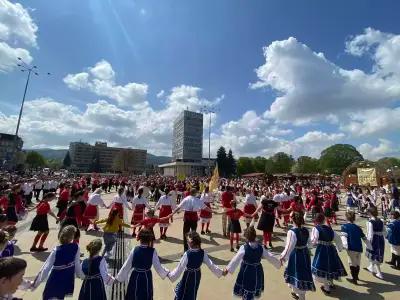 клуб за български народни танци "Луди, млади и игриви"