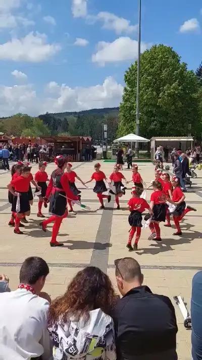 клуб за български народни танци "Луди, млади и игриви"