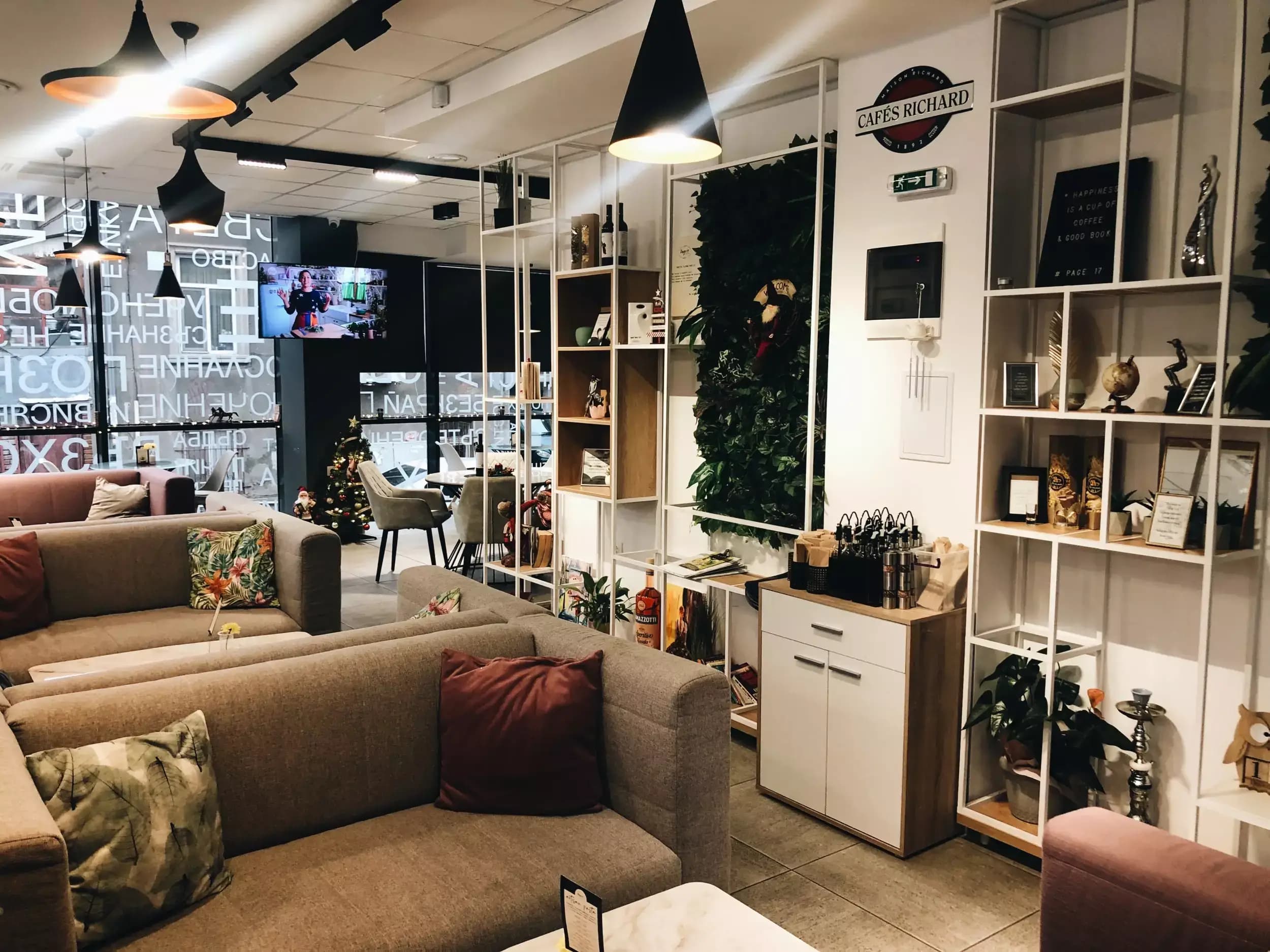 Книжарница ЕТАЛОН - Библиотеката